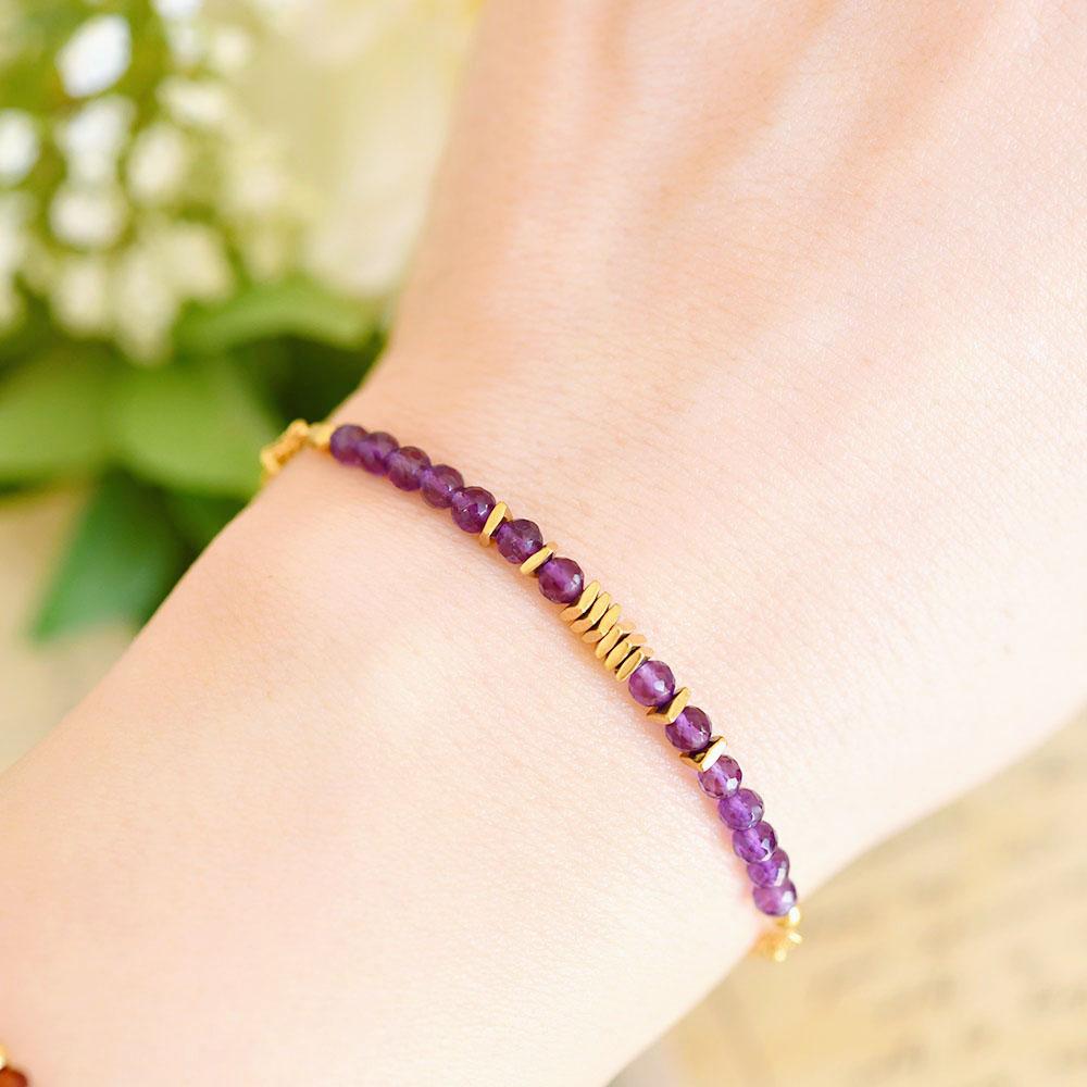 アメジストとゴールドビーズのブレスレット サージカルステンレス316 重ね付けにも　2月誕生石